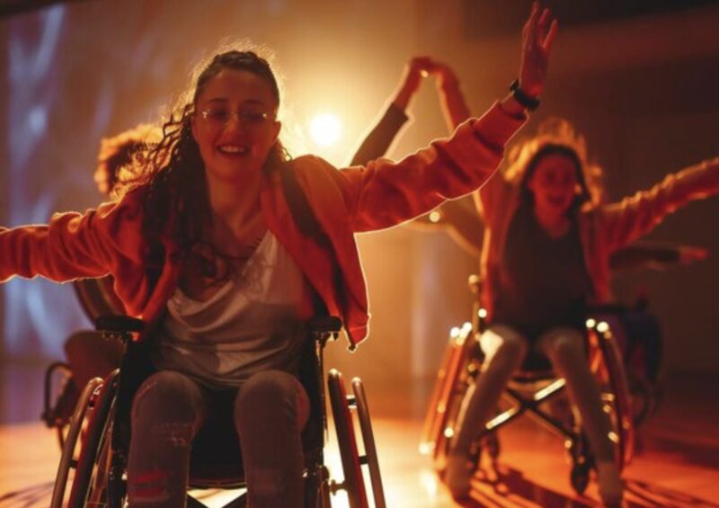 Meine Schwester erzählte allen, ich würde eine Lähmung nur vortäuschen, um Mitleid zu erregen – dann riss sie mich aus meinem Rollstuhl und ließ mich vor 100 Gästen zu Boden stürzen. Was sie nicht bemerkte: Jemand stand bereits hinter ihr und wählte den Notruf.