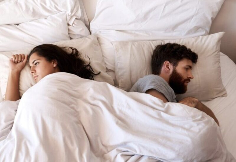 Ich kam zwei Tage früher von der Reise zurück… und meine Frau bestand darauf, dass sie in unserem Bett schlief, während ich allein in dem leeren Zimmer stand.
