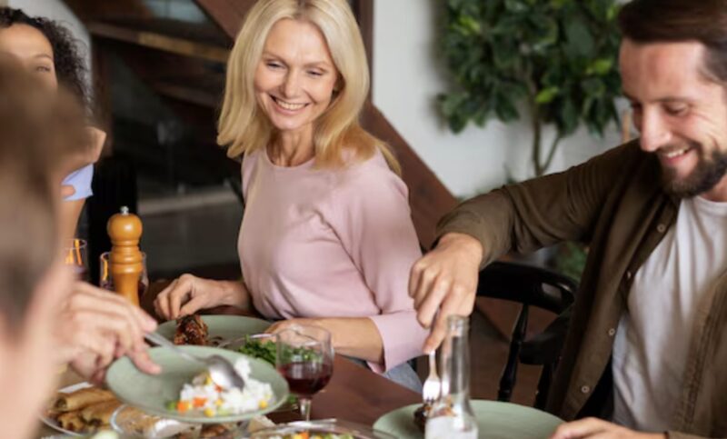 „Wie kannst du es wagen, dich in dieses Restaurant zu schleichen?“, schrie mein Vater, während meine Mutter mich vor allen Anwesenden angriff.