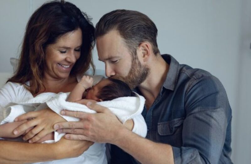 Der Milliardär kündigte seinen Babyvertrag, nachdem er erfahren hatte, dass seine Leihmutter Jungfrau war – und was er dann im Krankenhaus tat, verschlug allen die Sprache.