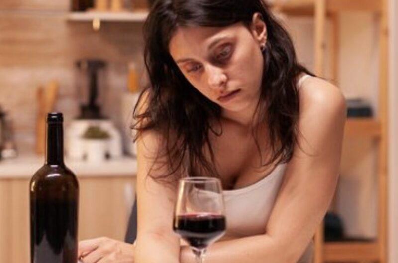 „Räum den Wein weg und verschwinde, du armes Waisenkind“, zischte Diane, nachdem sie mich vor allen geschlagen hatte.