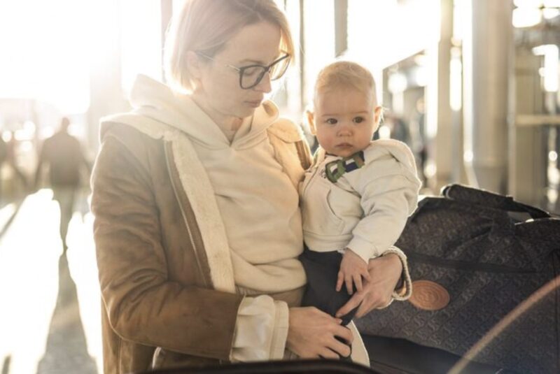 Am Flughafen fand ich meine Schwiegertochter mit meinem Enkel und ihrem Gepäck auf einer Bank. Sie sagte: „Sie meinte, ich passe nicht in eure Familie.“ Ich lächelte und sagte: „Steig ins Auto.“ Es wurde Zeit, dass sie merkte, wer hier wirklich das Sagen hatte…