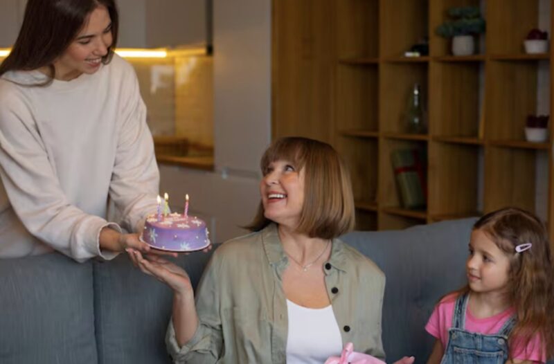 An Mamas Geburtstag schüttete mir der Sohn meines Bruders Limonade in den Schoß und rief: „Oma sagt, du gehörst hier nicht hin!“ Alle am Tisch lachten. Ich wischte mir die Kleidung ab, lächelte und schwieg.