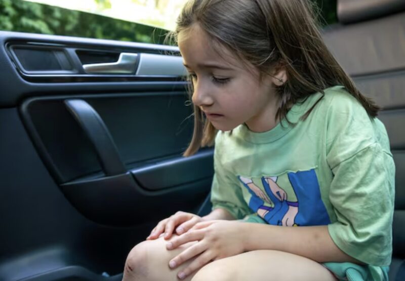 Ein 12-jähriges Mädchen bemerkte, dass sich eine Ziffer auf seinem Nummernschild geändert hatte… und flüsterte: „Folge mir.“