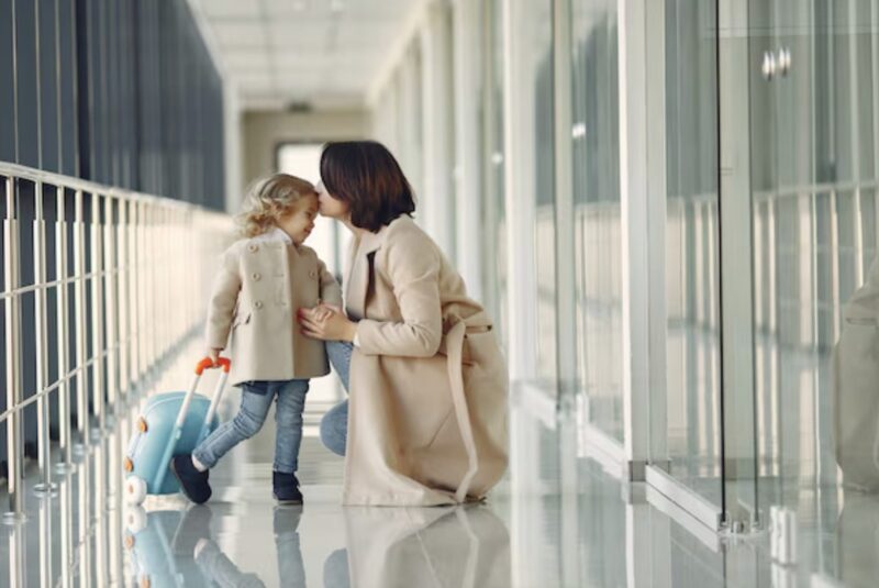 Am Flughafen fand ich meine Schwiegertochter mit meinem Enkel und ihrem Gepäck auf einer Bank. Sie sagte: „Sie meinte, ich passe nicht in eure Familie.“ Ich lächelte und sagte: „Steig ins Auto.“ Es wurde Zeit, dass sie merkte, wer hier wirklich das Sagen hatte…
