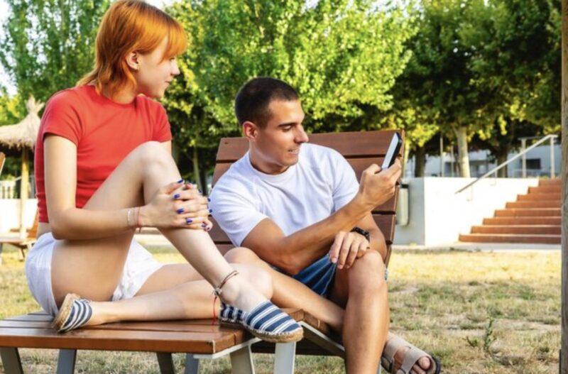 Bei unserer Familien-Poolparty riss mein Bruder mir die Beinschiene ab, trat sie ins tiefe Wasser und drückte mich unter Wasser, wobei er brüllte: „Deine Rückenmarksverletzung ist nur ein Vorwand, um nicht arbeiten zu müssen!“