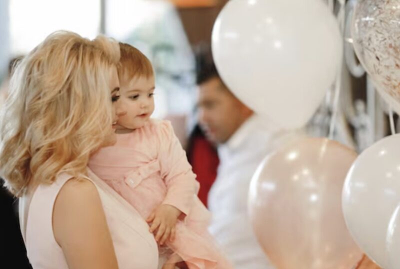 „Für das Kinderbett unserer Tochter war kein Geld da“, sagte mein Mann immer wieder – während er heimlich mit meiner Kreditkarte Blumen, einen privaten Garten als Veranstaltungsort und eine elegante Babyparty für eine andere schwangere Frau bezahlte.