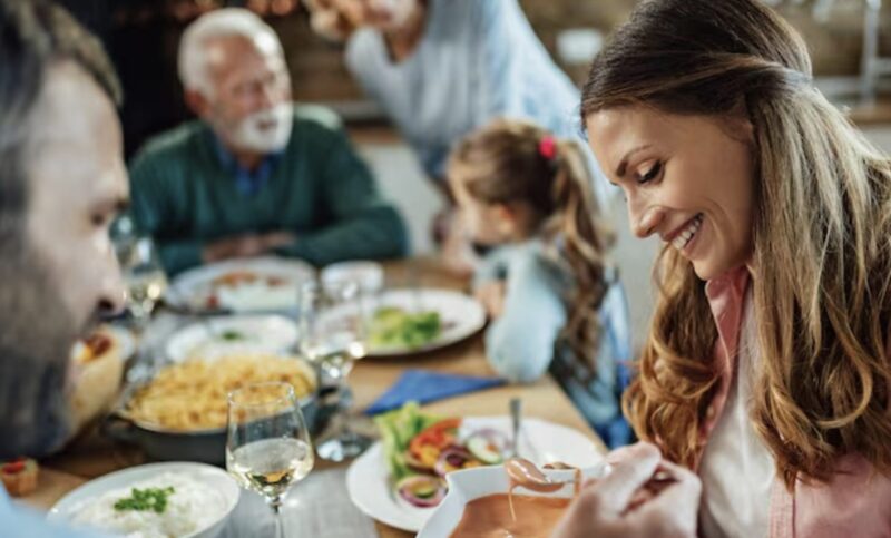 „Wie kannst du es wagen, dich in dieses Restaurant zu schleichen?“, schrie mein Vater, während meine Mutter mich vor allen Anwesenden angriff.