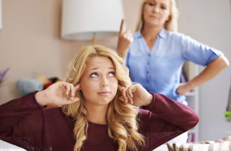 Als ich fragte, warum ich nicht zur Hochzeitsfeier meiner Eltern eingeladen war, meinte mein Bruder: „Du bist doch nur ein Geldautomat für die Familie“, und meine Eltern lachten. Also holte ich mir meinen Benz zurück, zahlte keine Miete mehr für sie, und dann ging die beste Party überhaupt erst los…