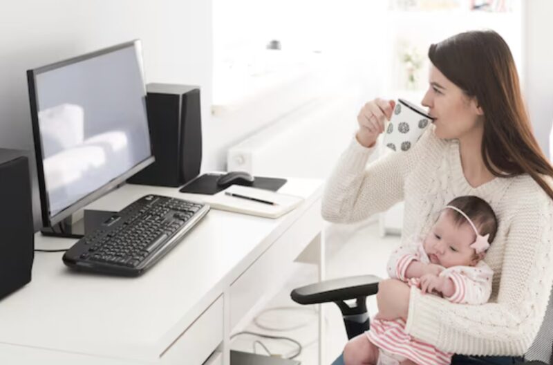 Eine junge Mutter brachte ihr Baby mit einem versteckten Ordner zum Scheidungsgericht.