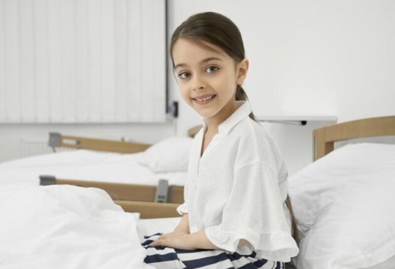 Meine kleine Tochter war in einem brütend heißen Hotelzimmer ohne Essen und Trinken eingesperrt, während meine Familie mit den anderen Kindern eine luxuriöse Bootsfahrt unternahm…