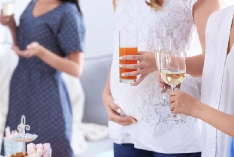 „Für das Kinderbett unserer Tochter war kein Geld da“, sagte mein Mann immer wieder – während er heimlich mit meiner Kreditkarte Blumen, einen privaten Garten als Veranstaltungsort und eine elegante Babyparty für eine andere schwangere Frau bezahlte.