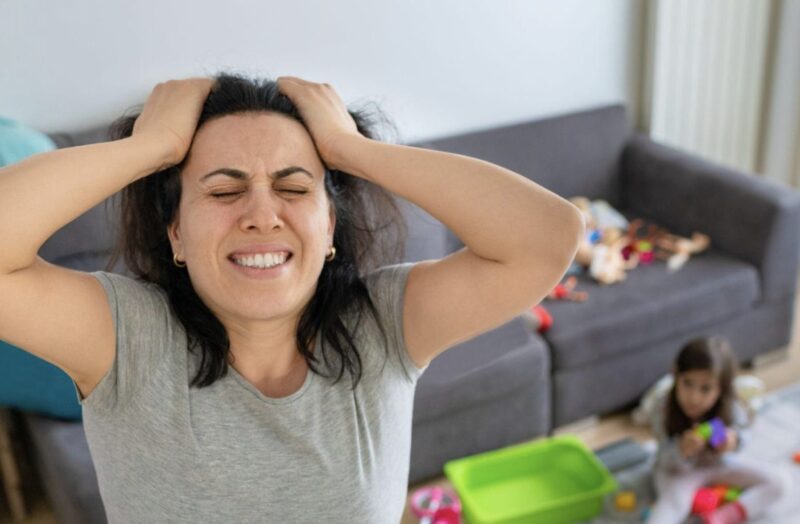 Der Notruf einer Mutter enthüllte die Familienlüge, die niemand zugeben wollte.