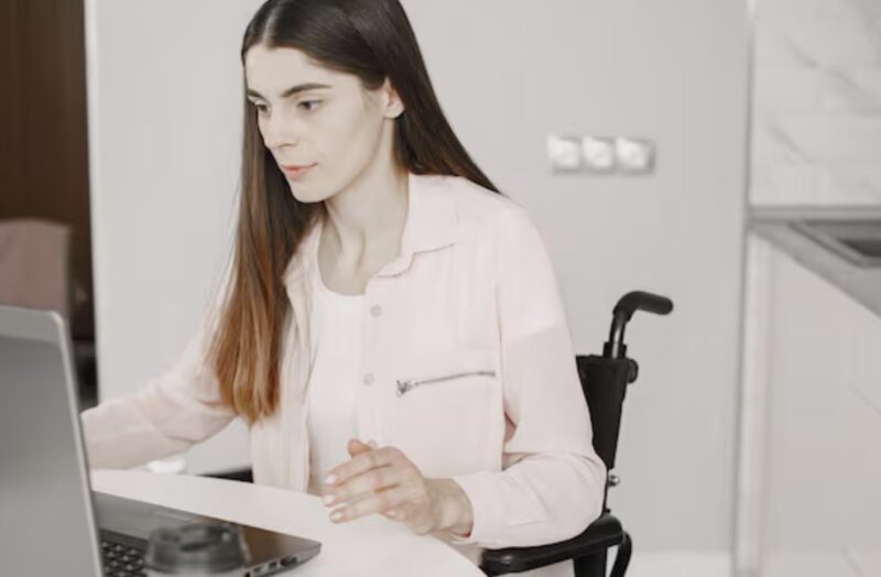 Als ich nach einem schrecklichen Unfall im Sterben lag, stand meine Familie an meinem Krankenbett und sagte: „Sie ist nicht unsere Blutsverwandte. Sagen Sie dem Arzt, er soll sie gehen lassen.“ Sie gingen hinaus, als wäre ich nichts.