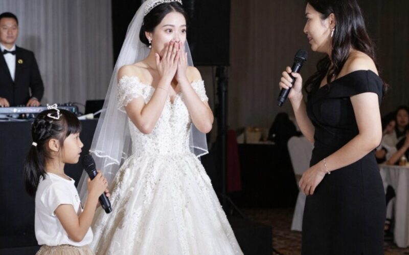 Auf der Hochzeit meiner Schwester machte sie sich über mich lustig, weil ich allein, arm und mit meinem „nutzlosen Kind“ gekommen war, während unsere Mutter lachte und sagte: „Mein Gesicht …“