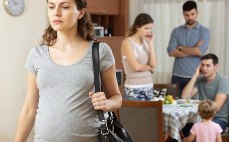 Als mein Bruder stolz verkündete, dass seine Frau mit dem fünften Kind schwanger war, jubelten meine Eltern, als wäre die ganze Familie gesegnet. Papa lächelte und sagte: „Super gemacht, mein Sohn“, aber Mamas Blick wanderte direkt zu mir. „Du wirst dich um die Kinder kümmern.“
