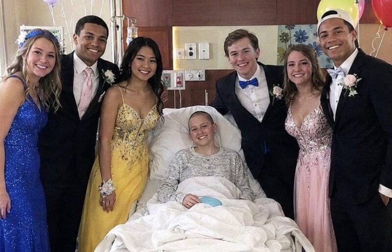 Die Klassenkameraden meiner Tochter veranstalteten den Abschlussball in ihrem Krankenzimmer, weil sie aufgrund ihrer Krankheit nicht teilnehmen konnte – dann überreichte mir einer von ihnen einen Umschlag und sagte: „Hier ist der wahre Grund, warum wir hier sind.“