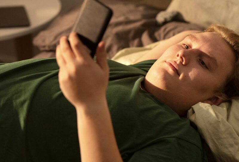 Mein Stiefsohn benimmt sich respektlos gegenüber meinen Kindern und stiftet Unordnung in unserem Haus, während mein Mann schweigt – ich habe ihm Manieren beigebracht.