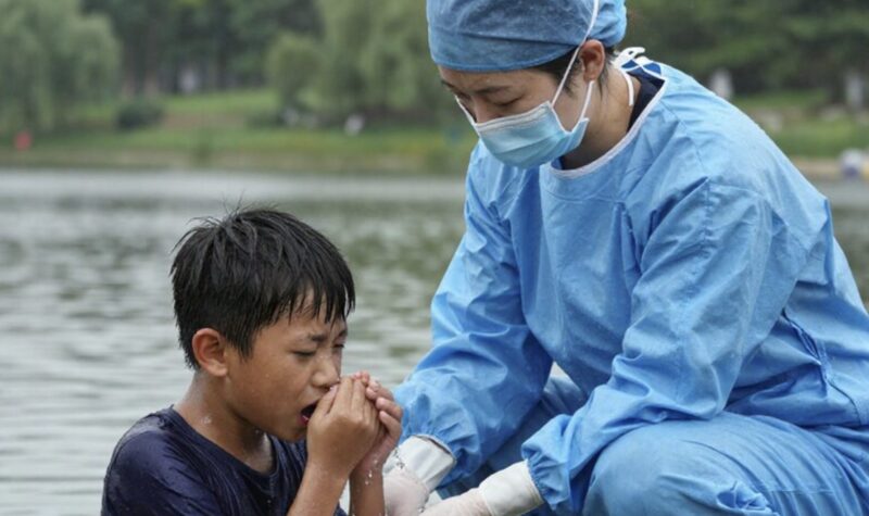 Meine Familie nannte meinen Job „Krankenschwester spielen“. Auf der Seeparty meines Bruders ging sein Sohn unter. Ich konnte ihn wiederbeleben, bevor der Krankenwagen eintraf.